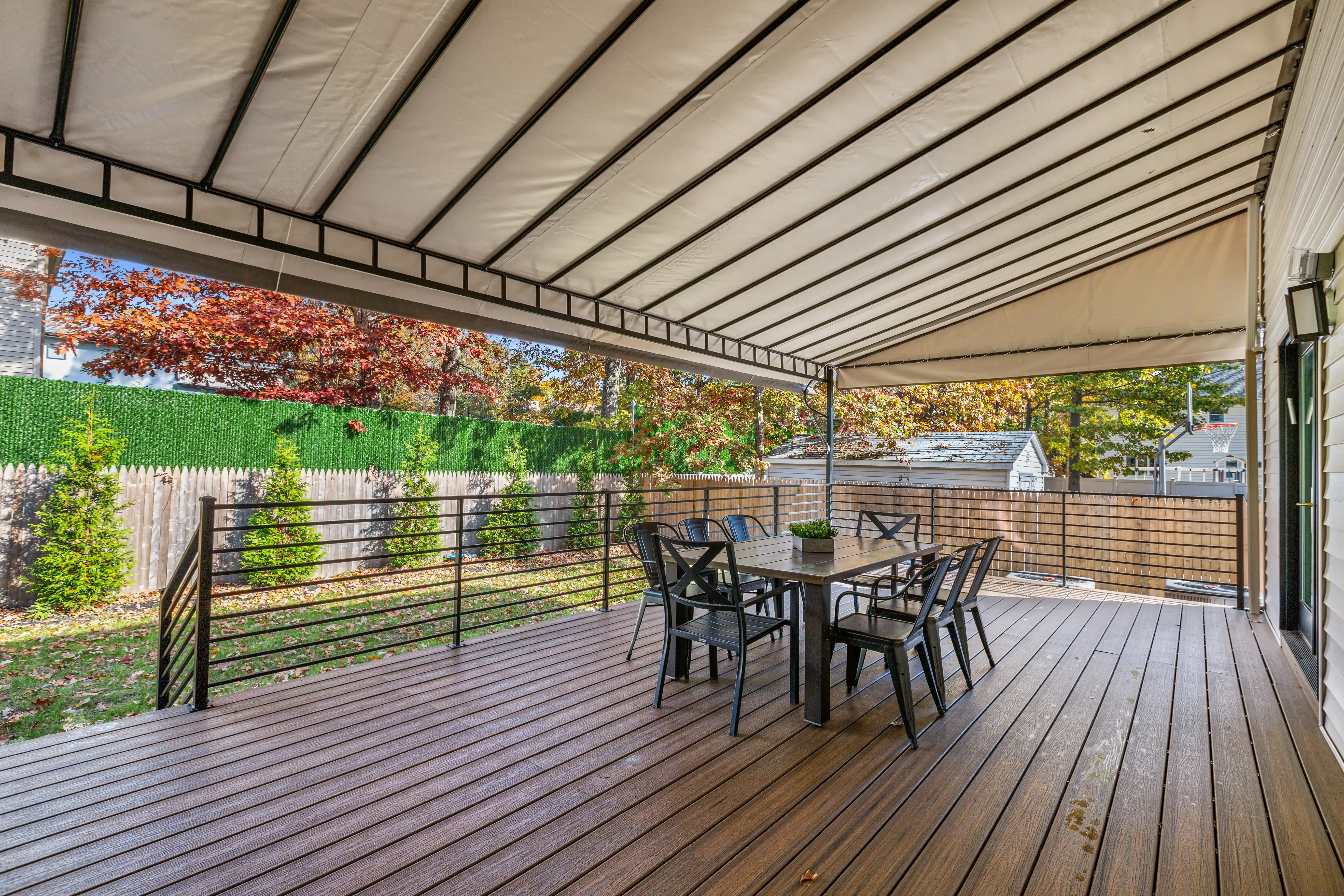 Roll-up awning installation - hero-background