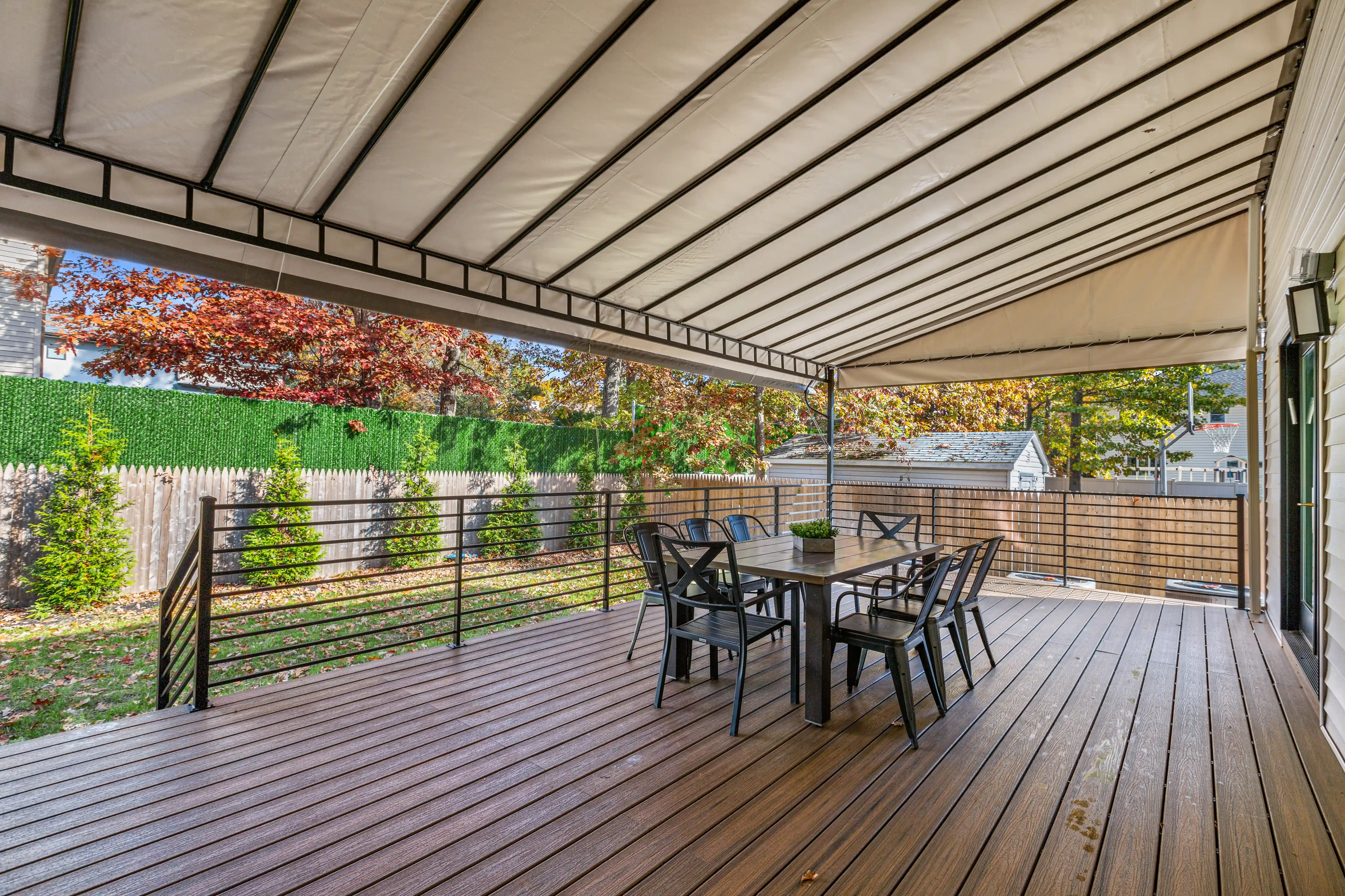 Roll-up awning installation - hero-background